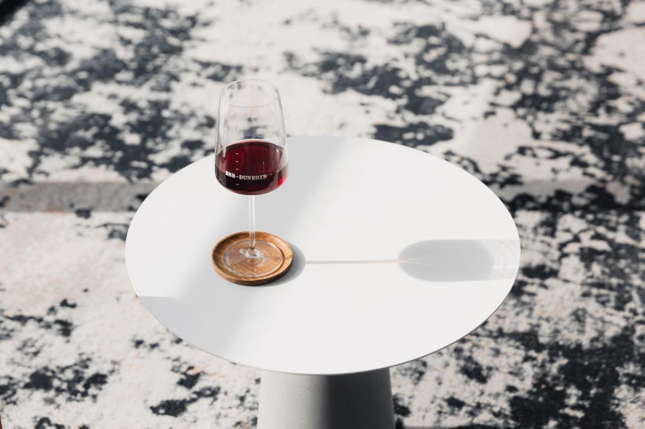 Ebb-Dunedin Exterior foto A wine glass coaster