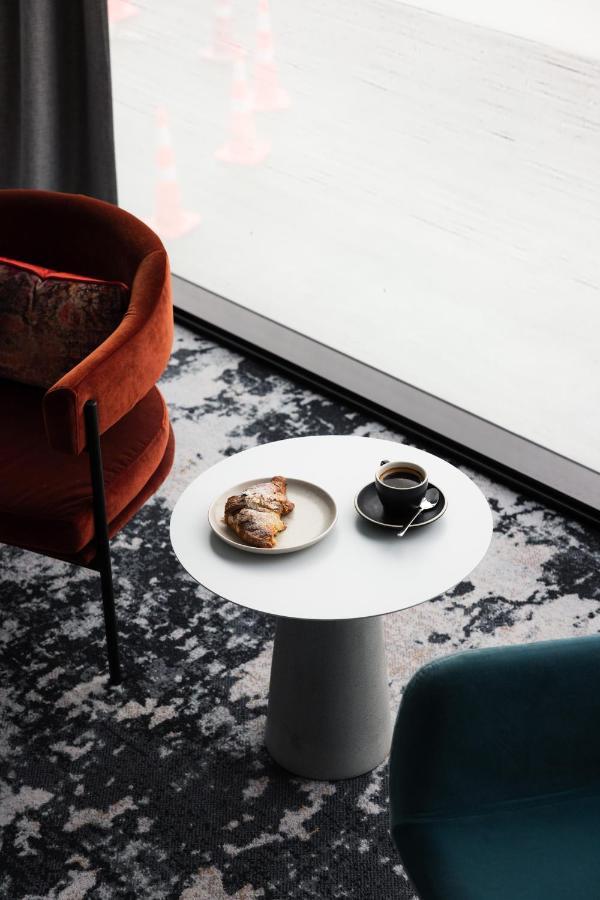 Ebb-Dunedin Exterior foto A coffee table with a coffee cup and a pastry